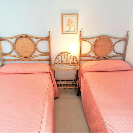 Apartment 3166 Dallas I Esc. A 2a, Zona Tranquila, Con Pies En El Agua. Situado En Pleno Camino De Ronda Por El Que Dando Un Paseo Llegara A Playas Salvajes De Roses. Parking. - Es-258-98 *